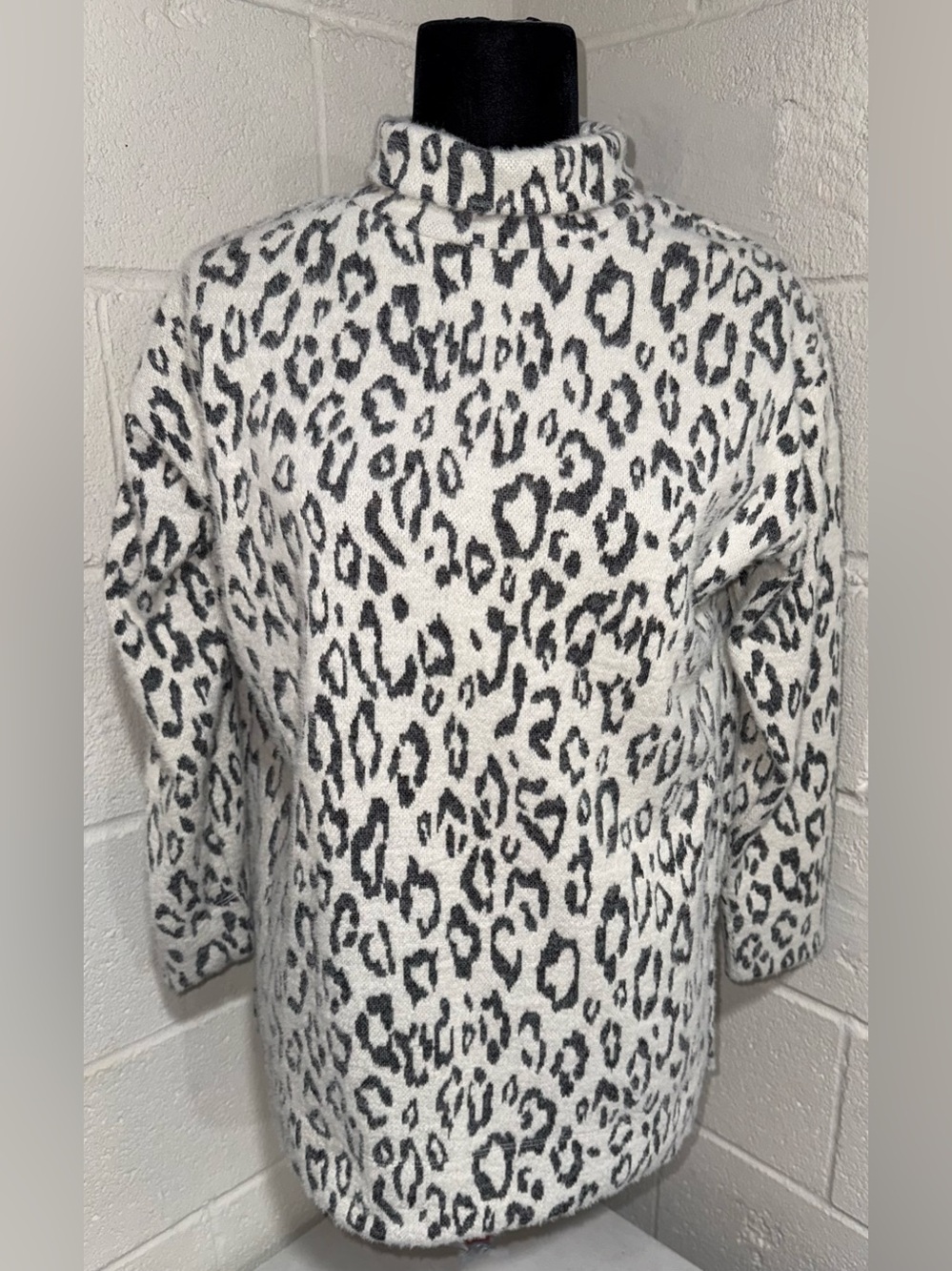 Chico's Sz 2 White & Gray Snow Leopard Mock Neck Sweater - Large